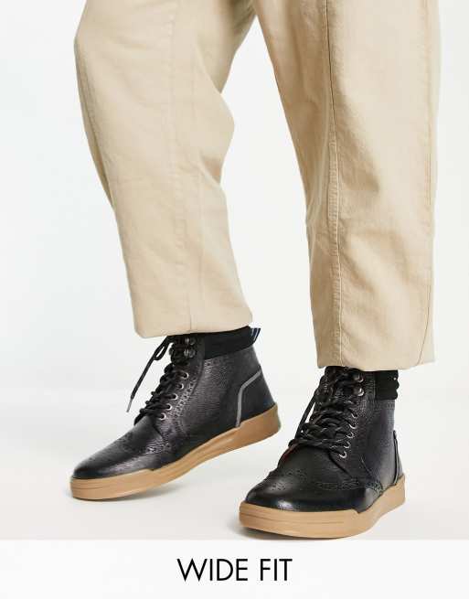 Original Penguin – Svarta ankelhöga brogueboots i läder med snörning och bred passform