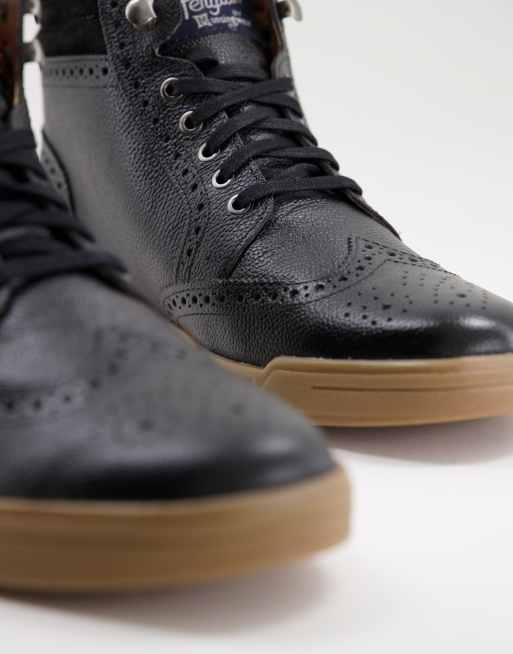 Original Penguin Svarta ankelhoga brogueboots i lader med snorning och bred passform ASOS