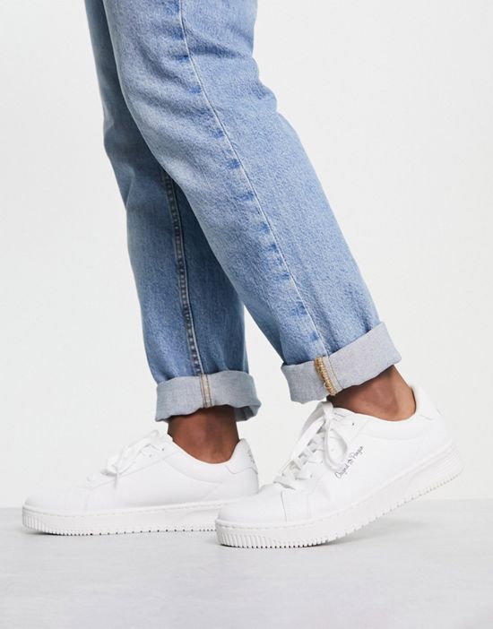 https://images.asos-media.com/products/original-penguin-wide-fit-flatform-lace-up-sneakers-in-white/202700268-4?$n_550w$&wid=550&fit=constrain