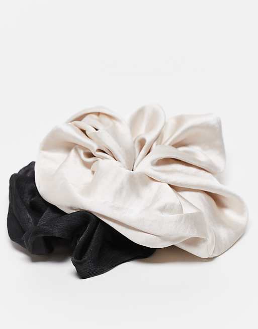 2 PK VELVET SCRUNCHIE SAND & WHITE 2 PK VELVET SCRUNCHIE SAND & WHITE