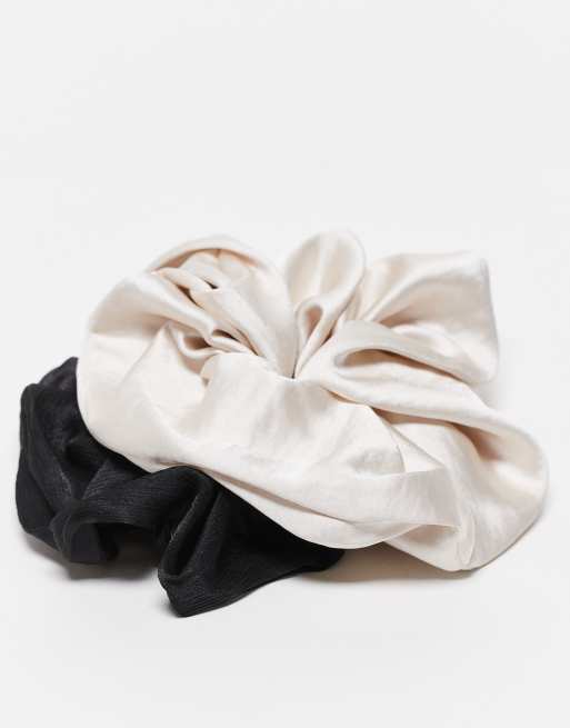 2 PK VELVET SCRUNCHIE SAND & WHITE