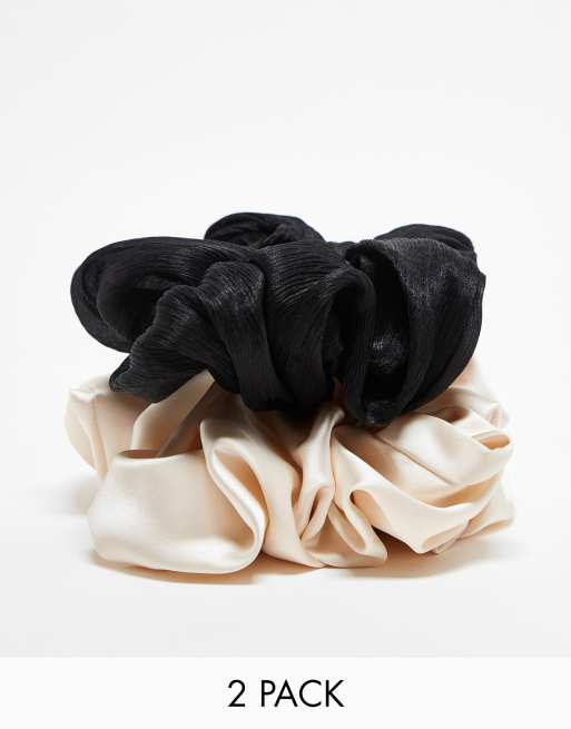 & Other Stories – 2er-Pack Extragroße Scrunchie-Haargummis in Schwarz aus Organza und gebrochenem Weiß aus Satin
