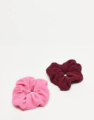 & Other Stories - 2er-Pack große, strukturierte Scrunchie-Haargummis in Burgunderrot und Rosa-Bunt