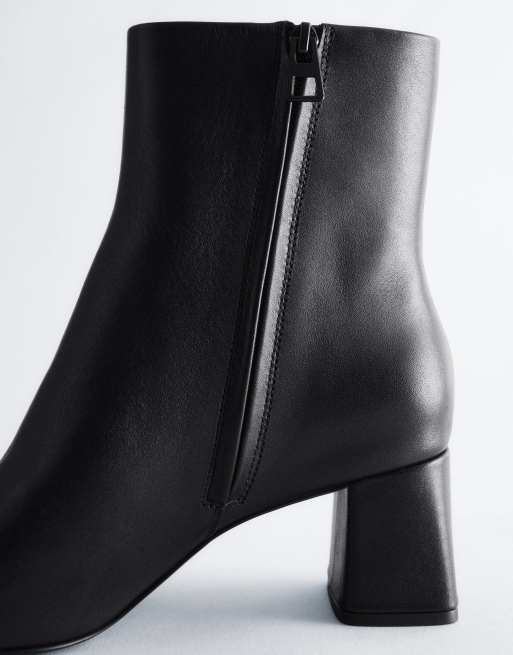 & Other Stories ankelboots i läder med rund tå och blockklack, svart, 3 av 3