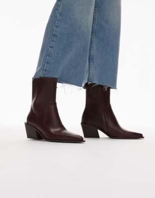 & Other Stories - Ankle-Boots aus Leder in dunklem Granatapfelrot mit spitzer Zehenpartie und Absatz