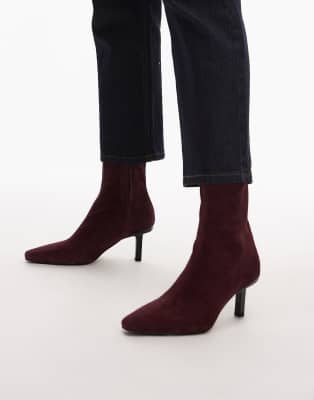 & Other Stories - Ankle-Boots aus Wildleder in dunklem Granatapfelrot mit spitzer Zehenpartie und Absatz