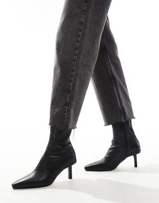 & Other Stories - Ankle Boots in Schwarz aus Leder mit Absatz und spitzer Zehenpartie