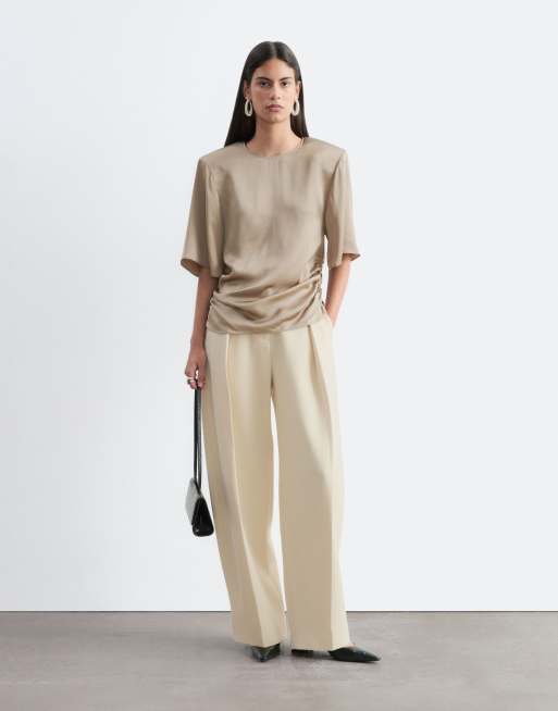 & Other Stories asymmetrisches, gerafftes Kurzarm-Satinoberteil in Beige, 3 von 4