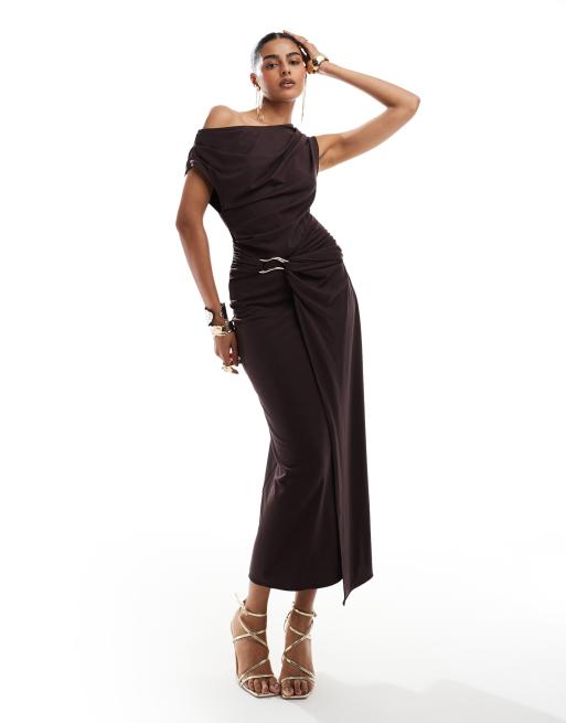 & Other Stories – Asymmetrisches, schulterfreies Midikleid aus Jersey in Dunkelbraun mit Drapierung, Wicklung und Spange
