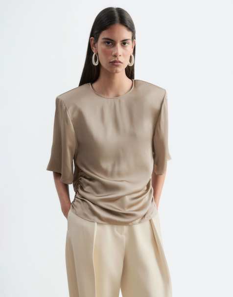 & Other Stories asymmetrisk top i satin med rynkede korte ærmer i beige - view 1