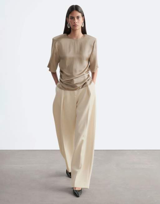 & Other Stories asymmetrisk top i satin med rynkede korte ærmer i beige, 2 af 4