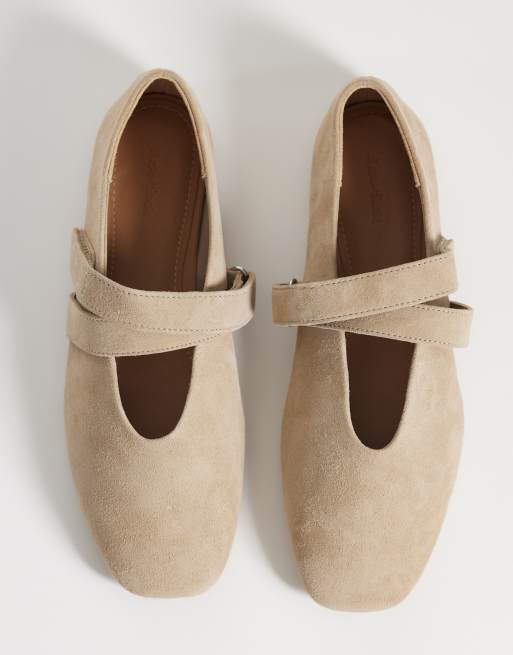 & Other Stories – Ballerinas aus Wildleder in Beige mit überkreuzten Riemchen, 2 von 4