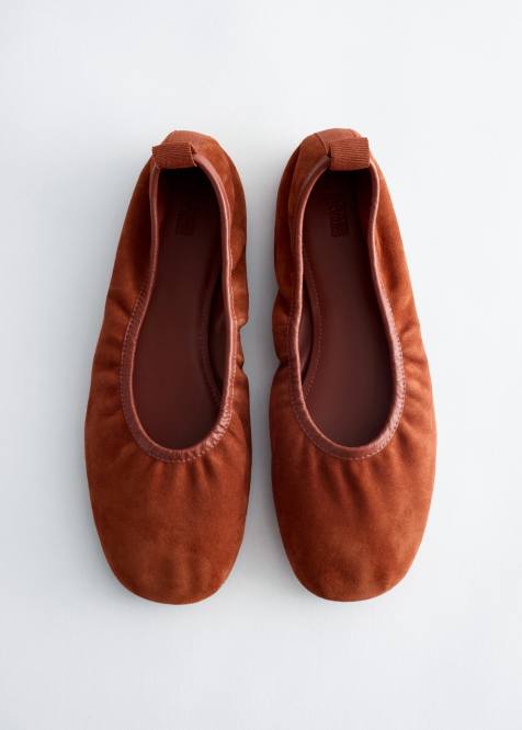 & Other Stories Ballerinas aus Wildleder mit Raffungen in Burnt Orange - view 1