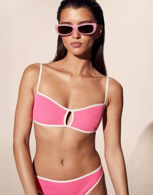& Other Stories - Bandeau-bikinitop met contrast, ribbels, uitneembare vulling en verwijderbare bandjes in roze