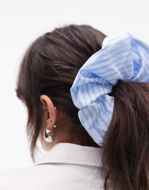& Other Stories – Besonders große Scrunchies mit Küstenstreifen in Blau und Weiß