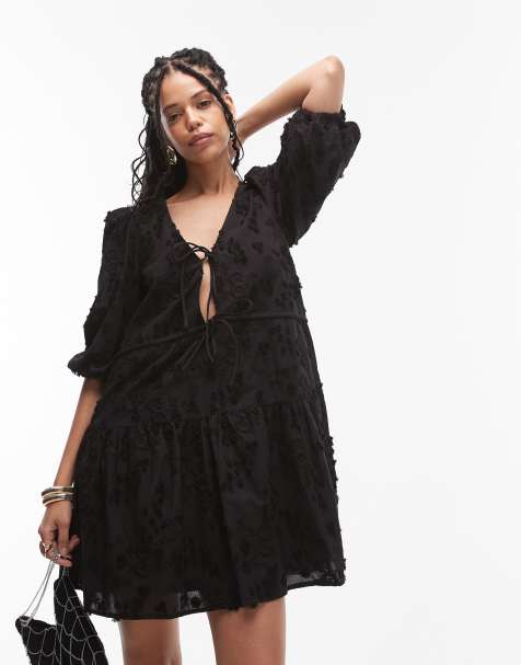& Other Stories – Besticktes Minikleid in Schwarz mit gebundener Vorderseite und Stufensaum - view 1
