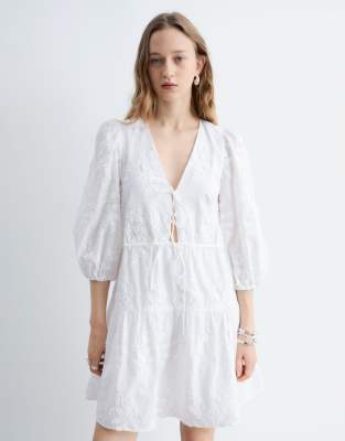 Besticktes Minikleid in Weiß mit gebundener Vorderseite und Stufensaum Weiß 36