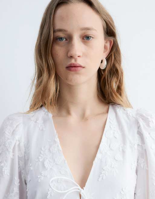& Other Stories – Besticktes Minikleid in Weiß mit gebundener Vorderseite und Stufensaum, 3 von 4