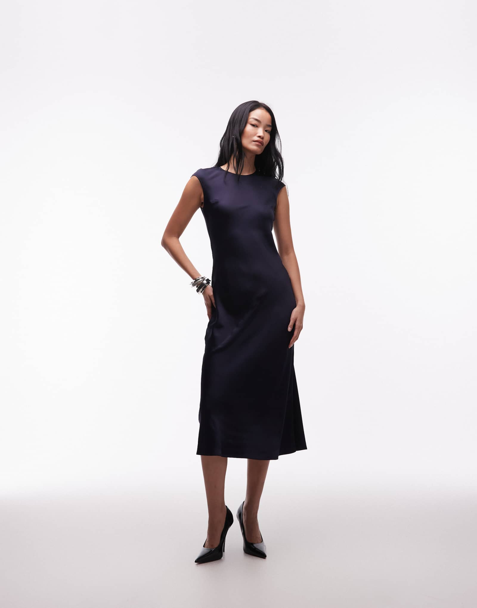 Атласное макси-платье с косым вырезом и коротким рукавом Other Stories темно-синего цвета 