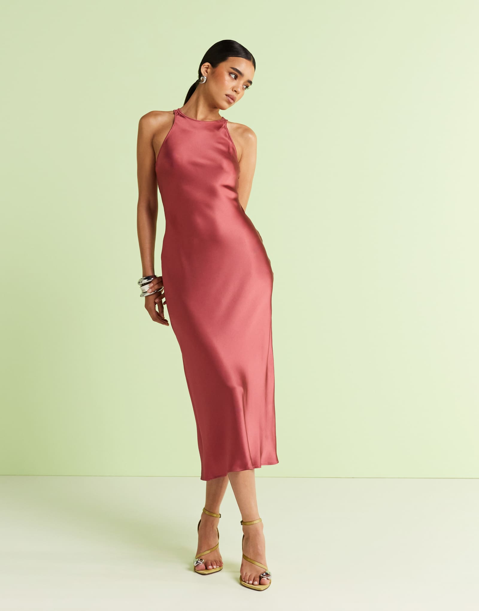 Атласное миди-платье с уклоном 