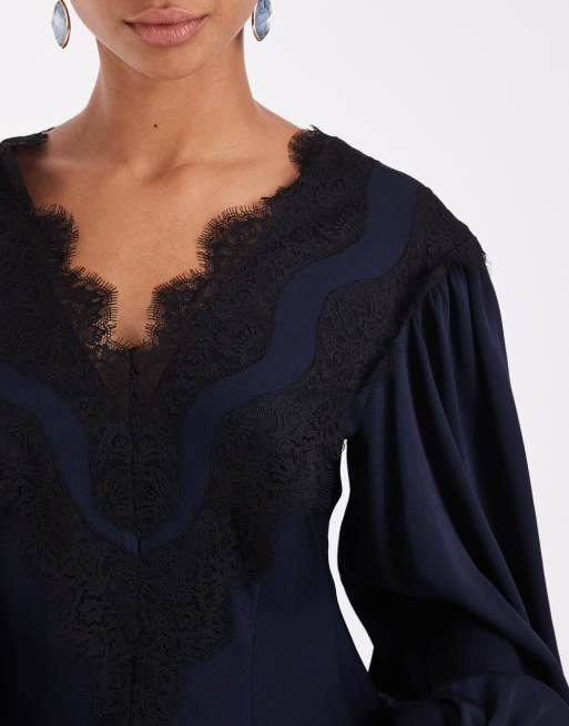 & Other Stories blouse à col V avec bordure en dentelle bleu marine, 2 de 4