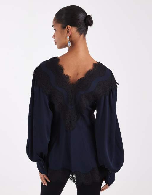 & Other Stories blouse à col V avec bordure en dentelle bleu marine, 4 de 4