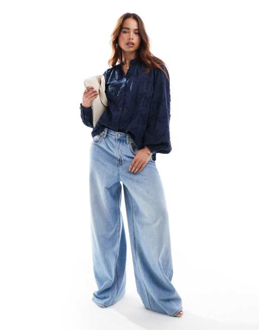 & Other Stories - Blouse met geborduurde bloemen in marineblauw