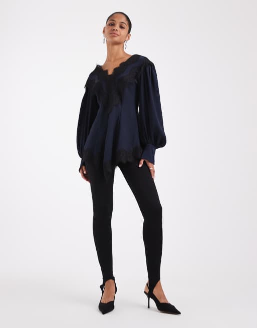 & Other Stories blouse met V-hals en kantafwerking in marineblauw, 3 van 4