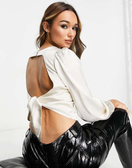 & Other Stories – Bluse aus Satin in Beige mit Rückenausschnitt