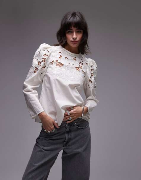 & Other Stories – Bluse in Weiß mit floralem Zierausschnitt an der Schulter und Ausschnittdetail - view 1