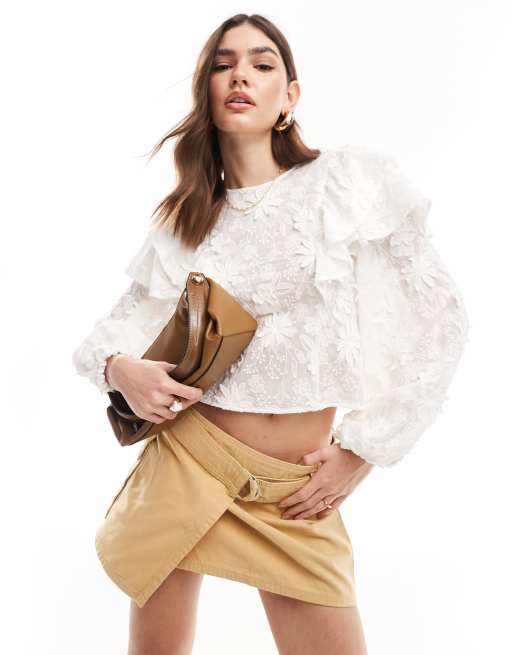 & Other Stories – Bluse mit Blumenapplikationen, Puffärmeln und Rüschendetail in gebrochenem Weiß