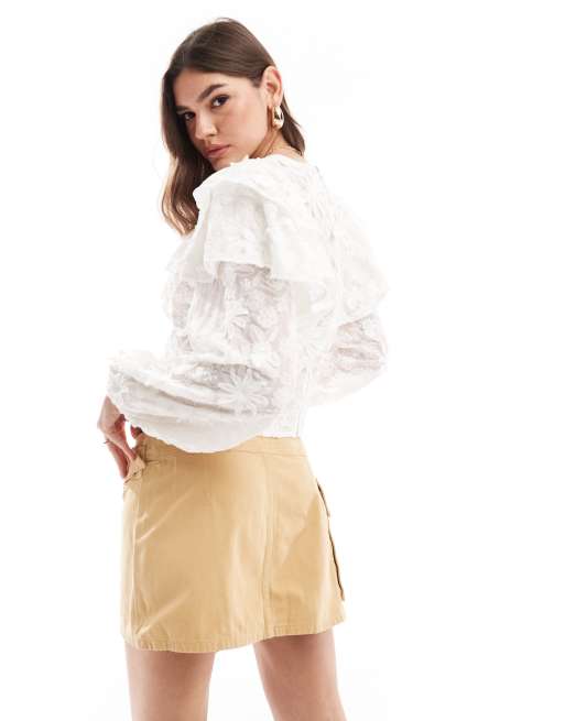 & Other Stories – Bluse mit Blumenapplikationen, Puffärmeln und Rüschendetail in gebrochenem Weiß, 3 von 4