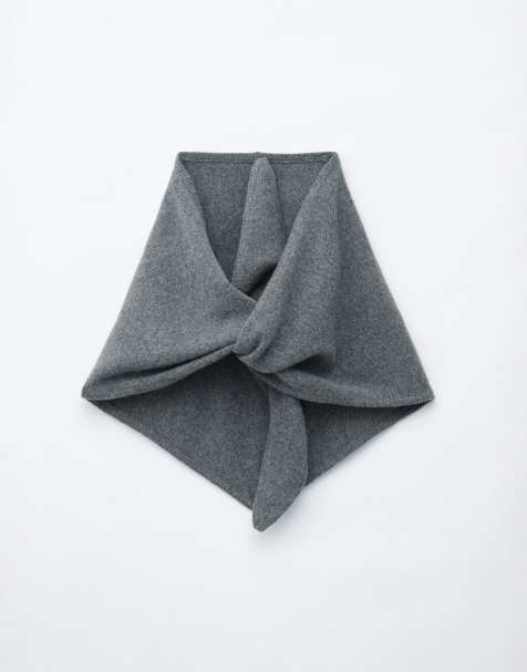 & Other Stories - bufanda triangular de lana premium en gris medio - view 1