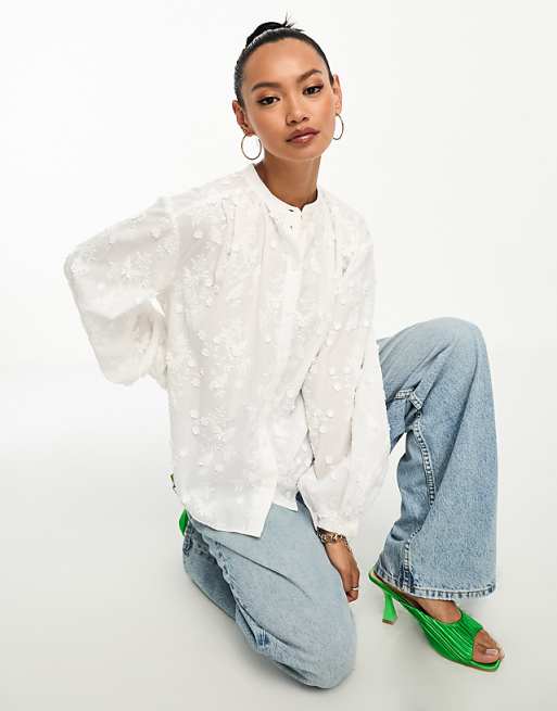 Long Sleeves Butterfly-Embellished Blouse Long Sleeves Butterfly-Embellished Blouse