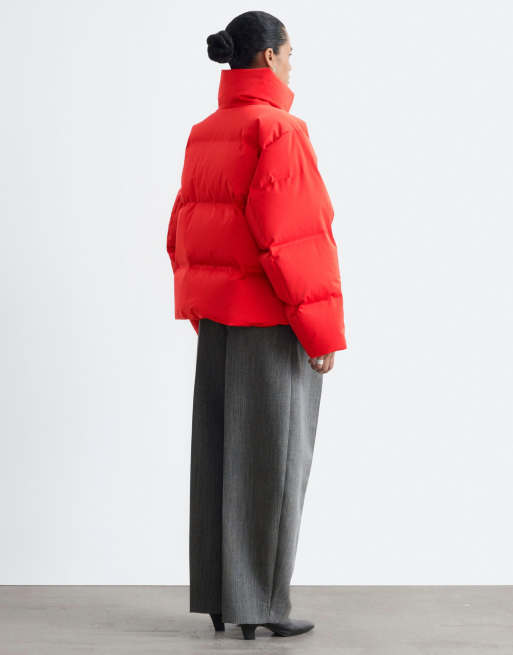 & Other Stories chaqueta acolchada corta de plumón y plumas sintéticas en rojo, 3 de 4