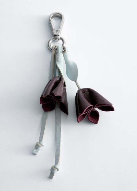& Other Stories - charm de llavero con flores de piel sintética en azul claro y burdeos - view 1