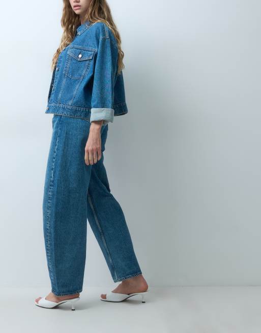 & Other Stories co-ord barrel leg jeans met middenblauwe wassing, 2 van 5