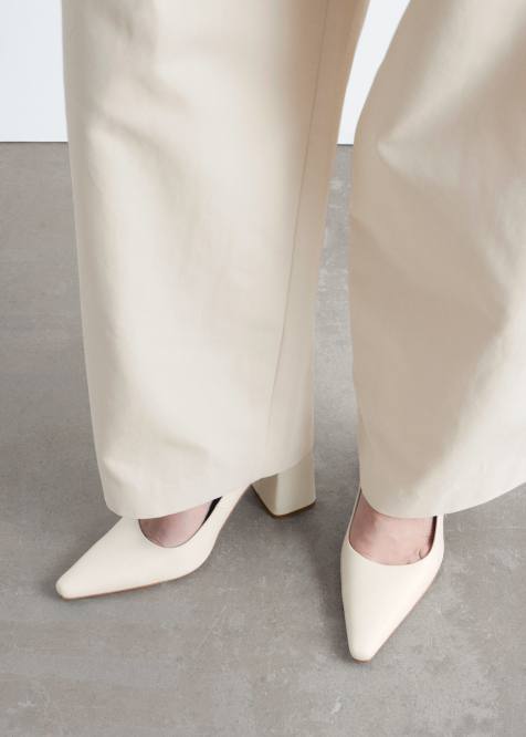 & Other Stories décolleté in pelle con tacco largo e punta affusolata, bianco sporco - view 1