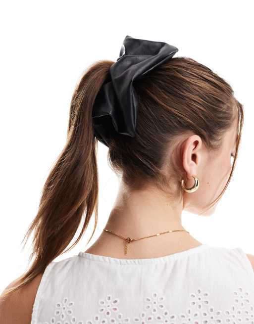 & Other Stories – Eckiges, übergroßes Scrunchie-Haargummi aus Kunstleder in Schwarz , 2 von 4