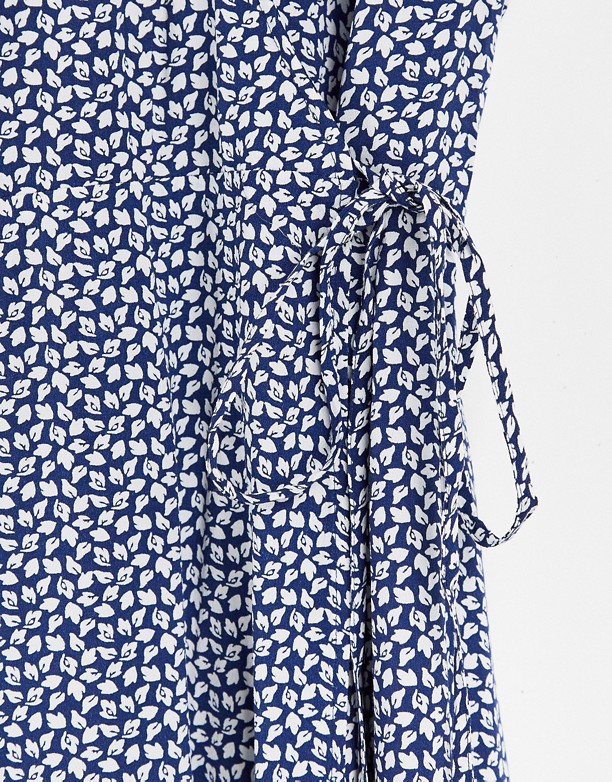  Jakość & Other Stories – Ecovero – Niebieska kopertowa sukienka mini w kwiatowy wzÓr Niebieski