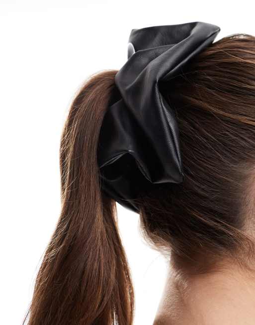 & Other Stories - Elastico per capelli squadrato oversize in pelle sintetica nero , 3 di 4
