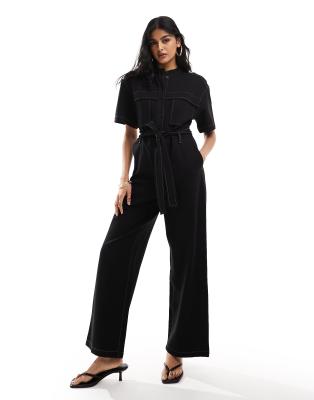 & Other Stories - Elastischer Jumpsuit in Schwarz mit weitem Bein, Bindegürtel und Utility-Taschen