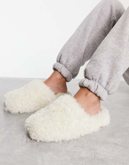 Onbekwaamheid In de omgeving van ondeugd & Other Stories faux shearling slippers in beige | ASOS