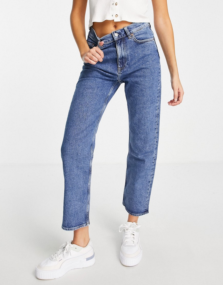 OTHER STORIES & OTHER STORIES FAVORITE COTTON BLEND STRAIGHT LEG MID RISE CROPPED JEANS IN VIKAS BLUE - MBLUE-BLUE,211974
