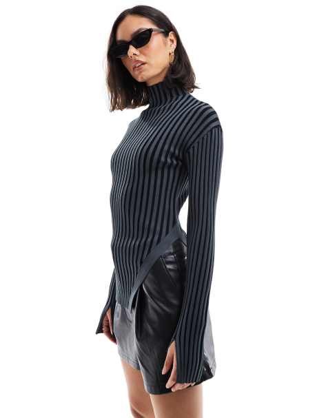 & Other Stories – Figurbetonter, zweifarbiger Rippstrick-Pullover in Blau-Schwarz mit Saumaussparung - view 1