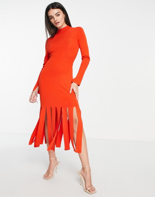 & Other Stories – Figurbetontes Maxikleid in leuchtendem Rot mit Saumschlitz an den Ärmeln und Fransenrock