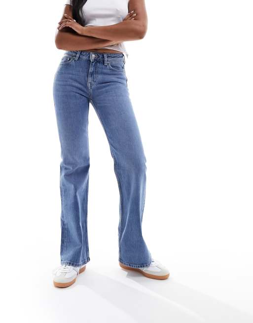 & Other Stories - Flared jeans met lage taille in middenblauw met wassing