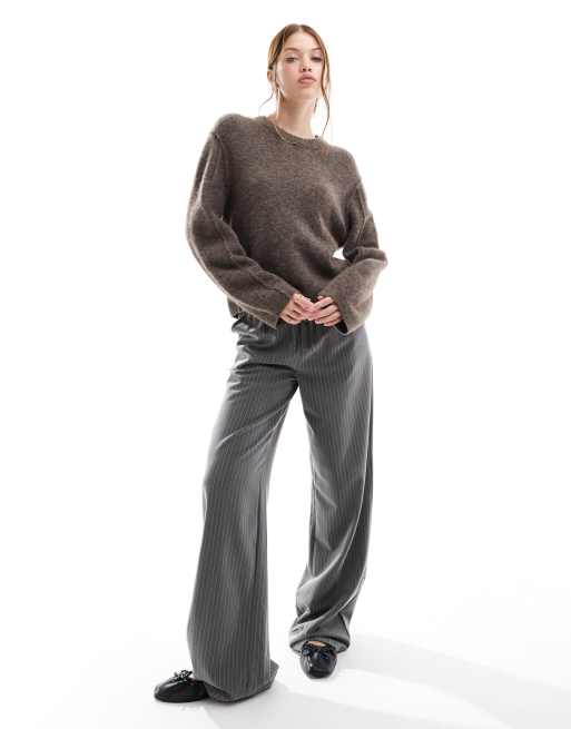 & Other Stories – Flauschiger Strickpullover aus Alpaka-Wollmix in dunklem Maulwurfbraun, 2 von 4