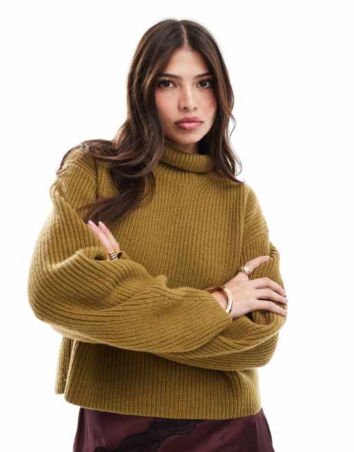 & Other Stories - Gebreide geribbelde sweater van wol met opstaande boord met split aan de achterkant en volumineuze mouwen in olijfgroen