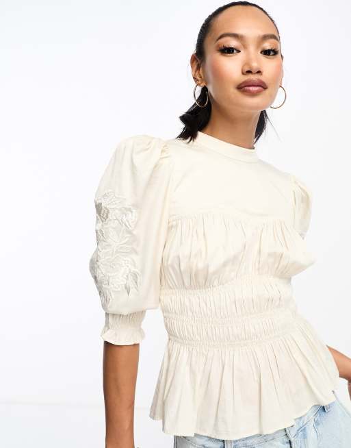 & Other Stories – Geraffte Bluse in Ecru mit Stickerei